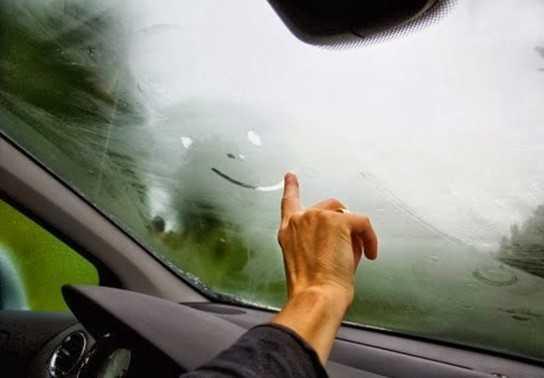 Xử lý khi kính ô tô bị mờ do trời mưa