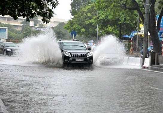 Lái ôtô trên đường ngập nước - việc khó ở Việt Nam