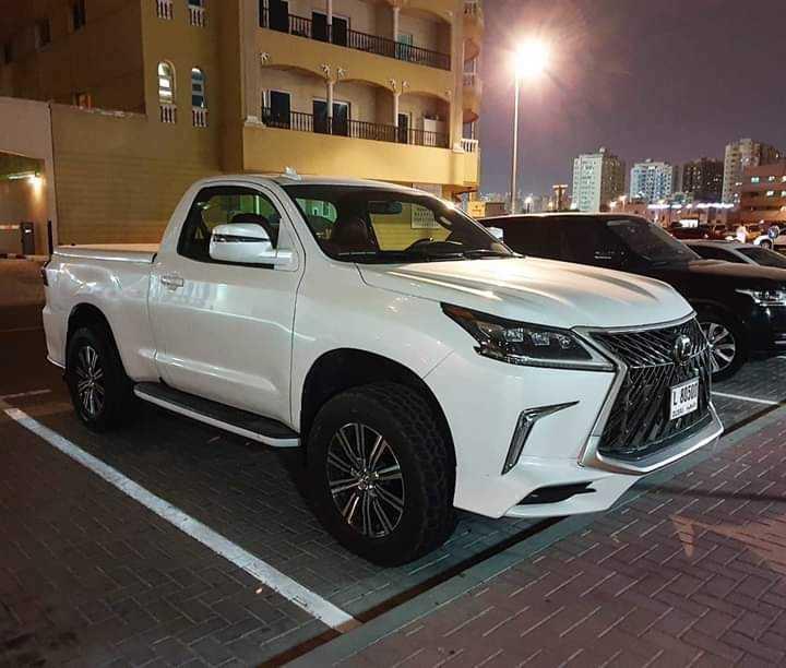 Kỳ lạ chiếc Lexus LX570 bán tải xuất hiện trên phố