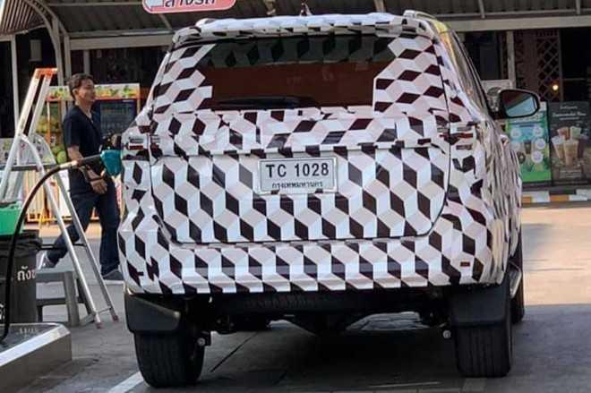 đuôi xe phiên bản Toyota Fortuner nâng cấp mới