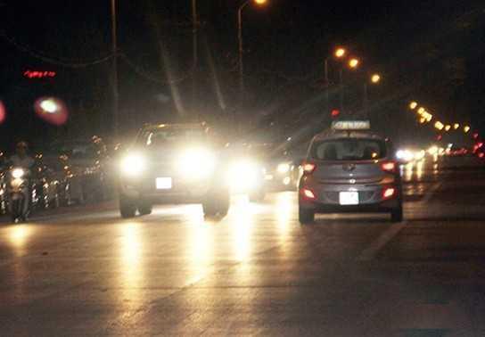 Tăng mức sử phạt với lái xe sử dụng đèn chiếu xa trong đô thị hoặc không thắt dây an toàn