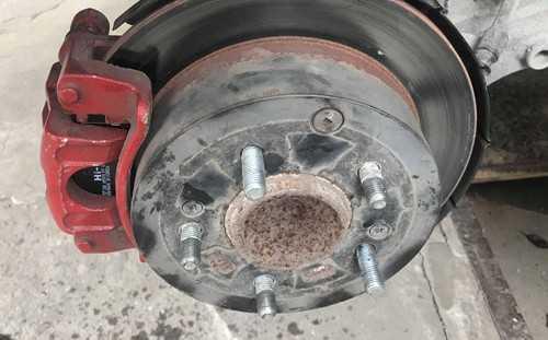 Để lốp tì vào ốc gây gãy