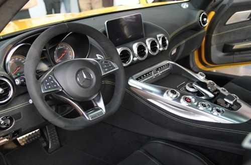 Mercedes-AMG GTs sử dụng nhiều da Alcantara trong nội thất.