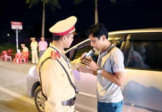 Lái xe ô tô uống rượu bia bị phạt tới 40 triệu, tước giấy phép lái xe 2 năm