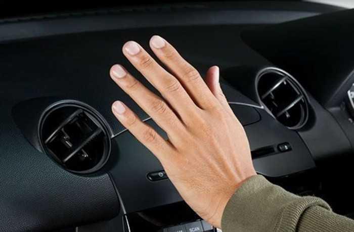 Bật quạt gió, chuyển sang chế độ lấy gió ngoài