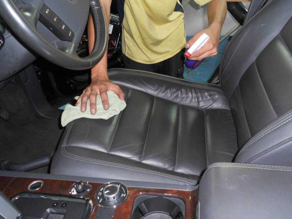 Dưới đây là những phương pháp vệ sinh khoang nội thất trên ô tô tại nhà: