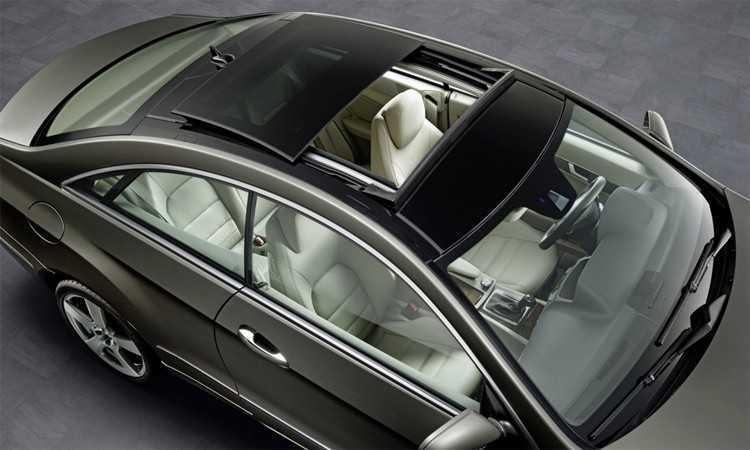 Cửa sổ trời trên một chiếc E-class coupe đời 2010