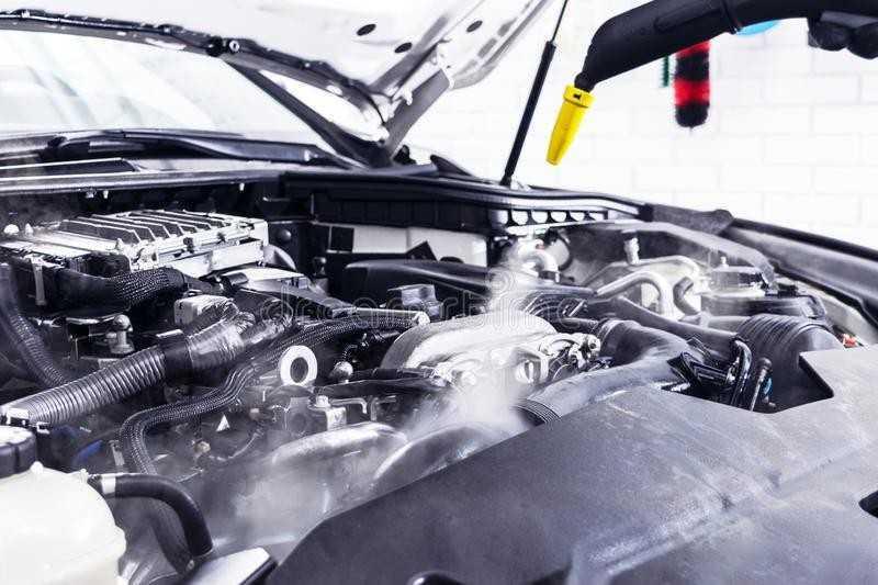 Không che các mối điện khi xịt rửa khoang động cơ