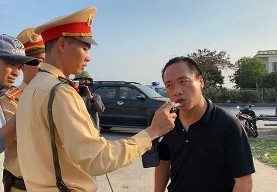 Hải Dương: Lái xe liên tục uống nước, “cố thủ” 3 giờ trên xe, kiểm tra không có nồng độ cồn