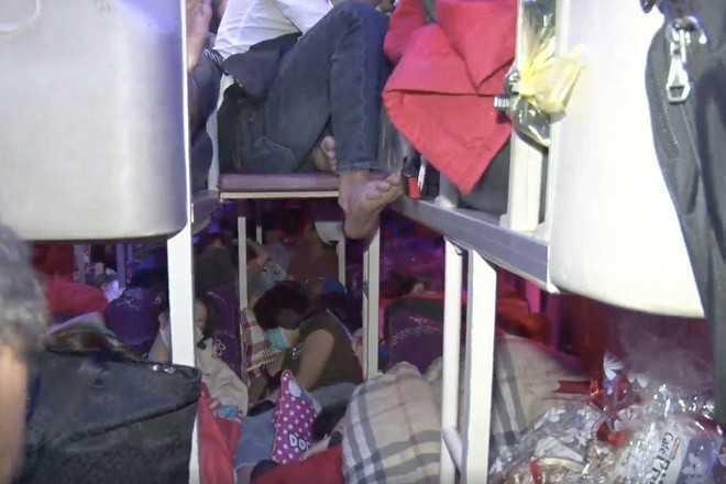 Xe khách 46 chỗ chở vượt số người quy định nhét 99 người về quê ăn Tết