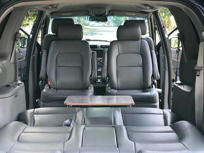 Hàng ghế giữa có thể quay ngược 180 độ là ưu điểm không phải xe nào cũng có