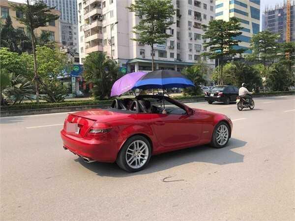 Mercedes-Benz nhưng lại dùng ô để che nắng