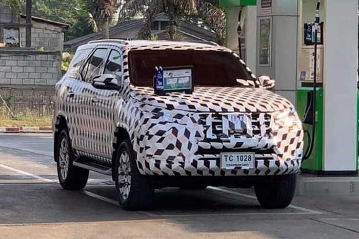 Lộ diện phiên bản Toyota Fortuner nâng cấp mới khi đang chạy thử trên đường