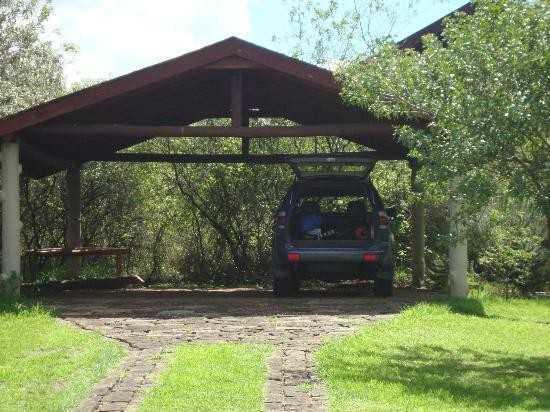 Đỗ xe dưới bóng mát, tránh ánh nắng trực tiếp chiếu vào