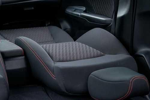 Honda Jazz sử dụng ghế nỉ.