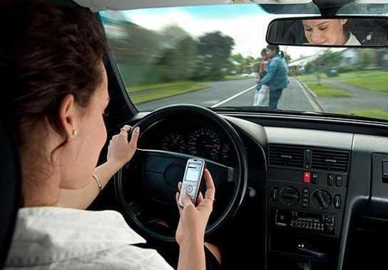 Đừng lái xe khi đang sử dụng những thứ này