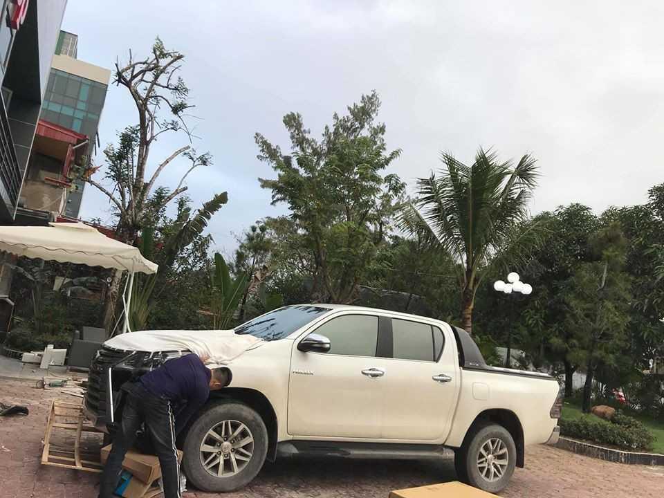 chiếc Hilux đang mang bộ vành của Fortuner