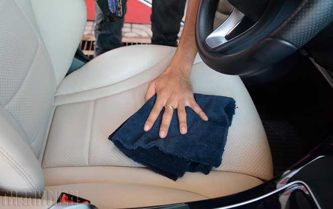 Các bước tẩy vết ố bẩn trên ghế da ô tô