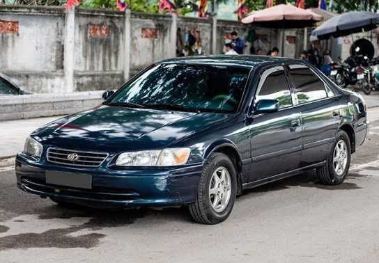 Toyota Camry "huyền thoại" lăn bánh trên đường - biểu tượng bền bỉ với khách Việt