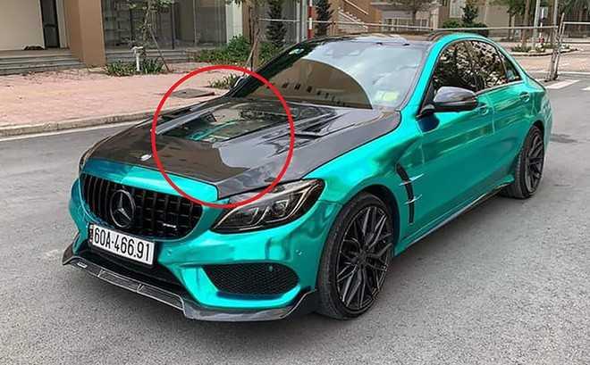 chiếc C 300 AMG thu hút nhiều sự quan tâm chính là nắp ca-pô