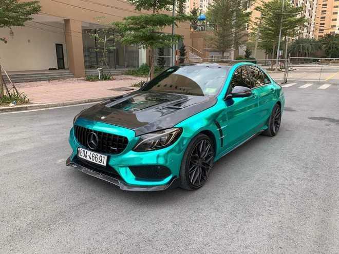 Mercedes-Benz C 300 AMG được chủ xe độ nhiều đồ chơi đắt tiền rao bán lại chỉ ngang giá Toyota Camry với chi tiết nắp ca-pô gây chú ý