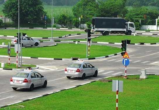 Tiết lộ 70 trong tổng số 100 câu hỏi liệt, trả lời sai là trượt trong bộ đồ thi sát hạch GPLX mới