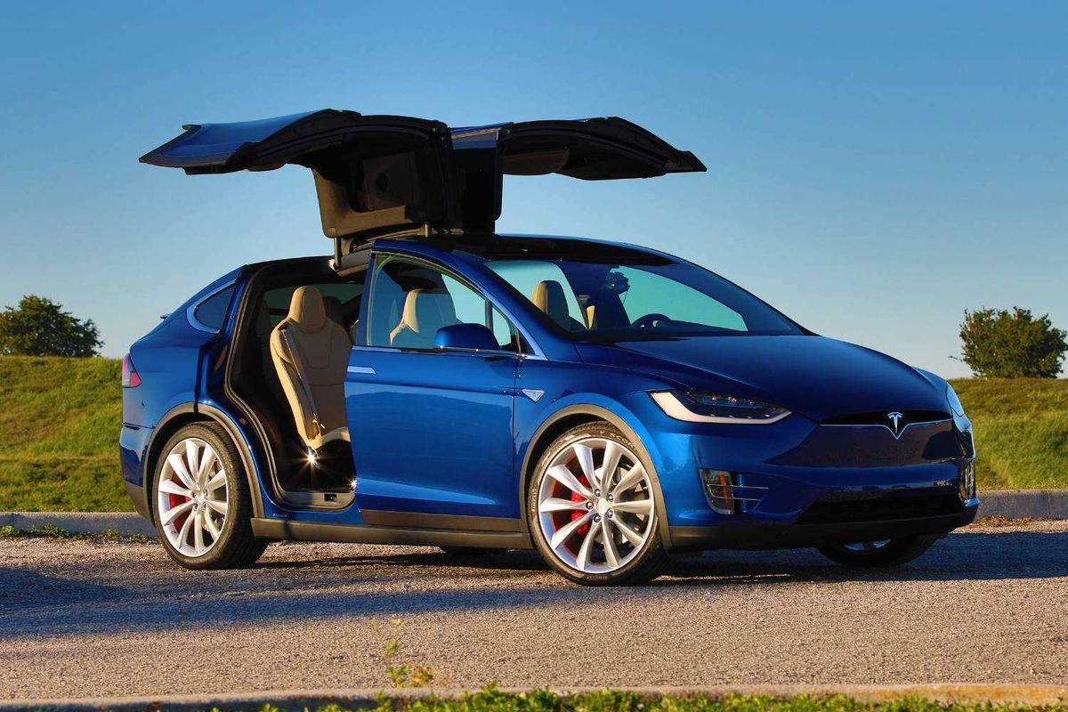 Tesla triệu hồi 15.000 xe Model X vì sự cố hệ thống lái