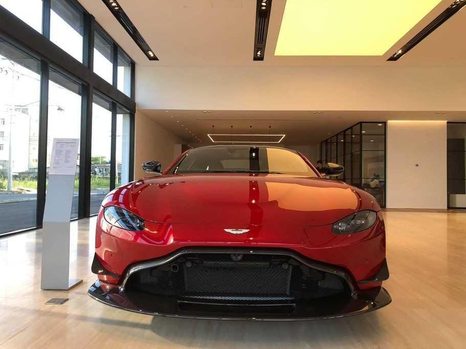 đầu xe Aston Martin V8 Vantage 
