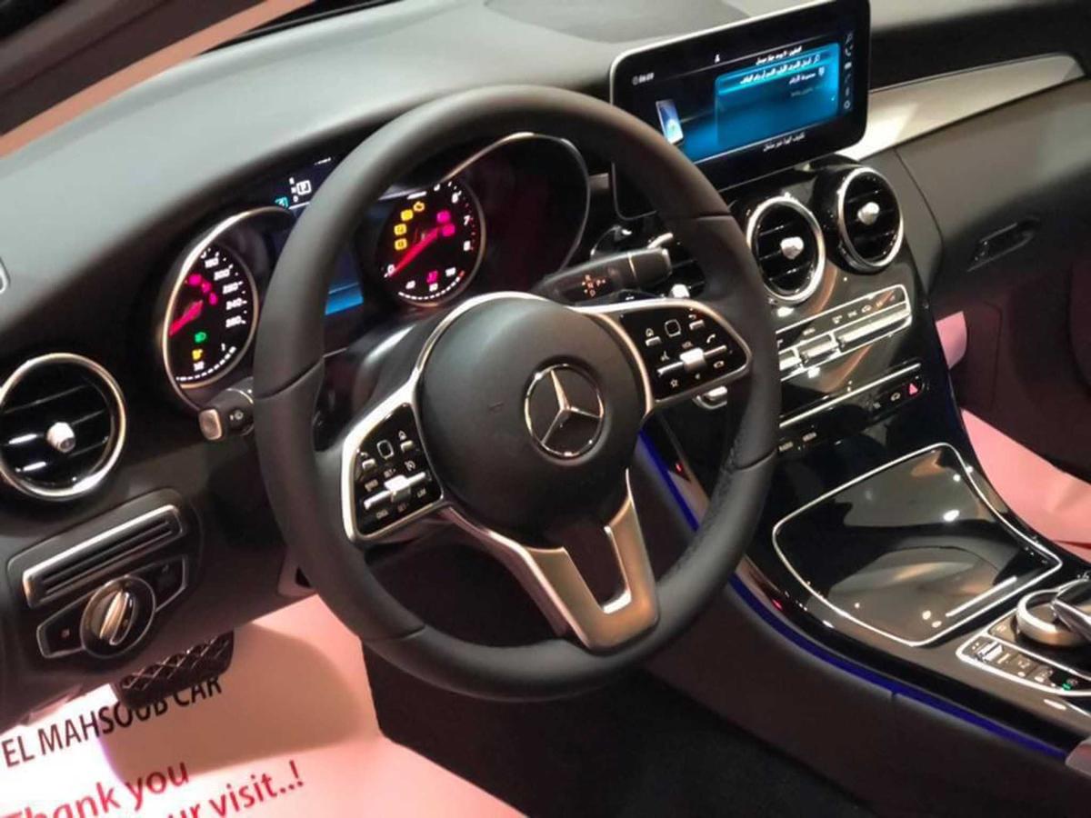 nội thất xe ô tô Mercedes-Benz C180
