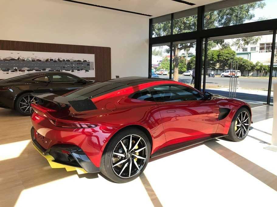 thân xe Aston Martin V8 Vantage 