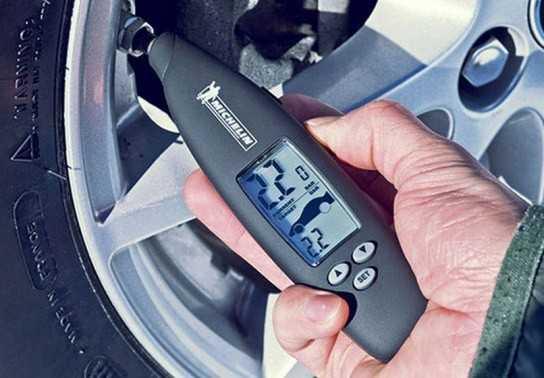 Những điều cần lưu ý khi bơm lốp xe ô tô