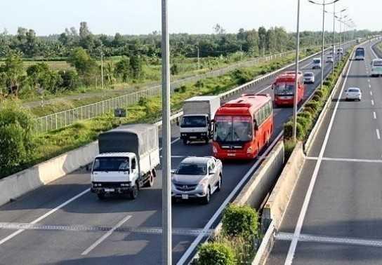 Làm sao để lái xe đúng luật trên cao tốc ở Việt Nam?