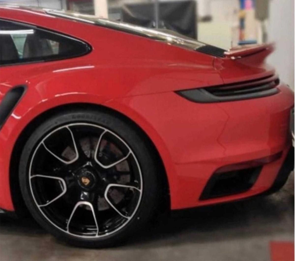 đuôi xe Porche 911 Turbo S 992