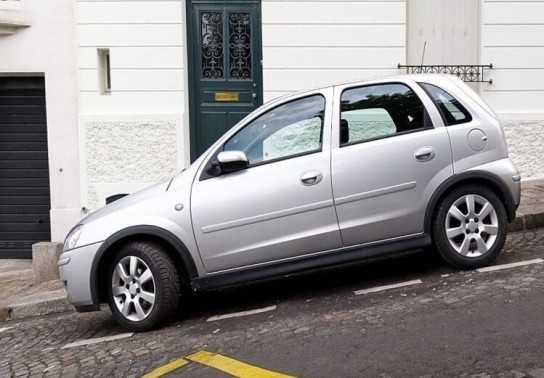 Xoay vô lăng - Đỗ xe ô tô trên dốc thế nào cho an toàn?