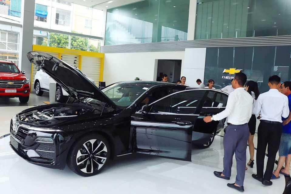 Ô tô VinFast tăng giá 50 triệu nhưng giá bán thực tế tại đại lý giảm tới cả trăm triệu đồng