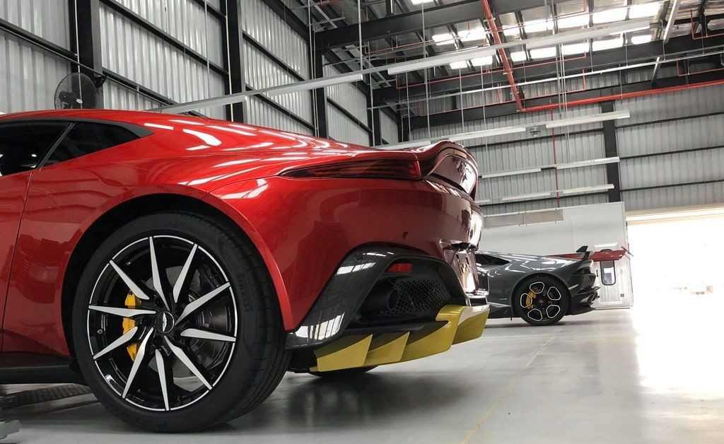 đuôi xe Aston Martin V8 Vantage 