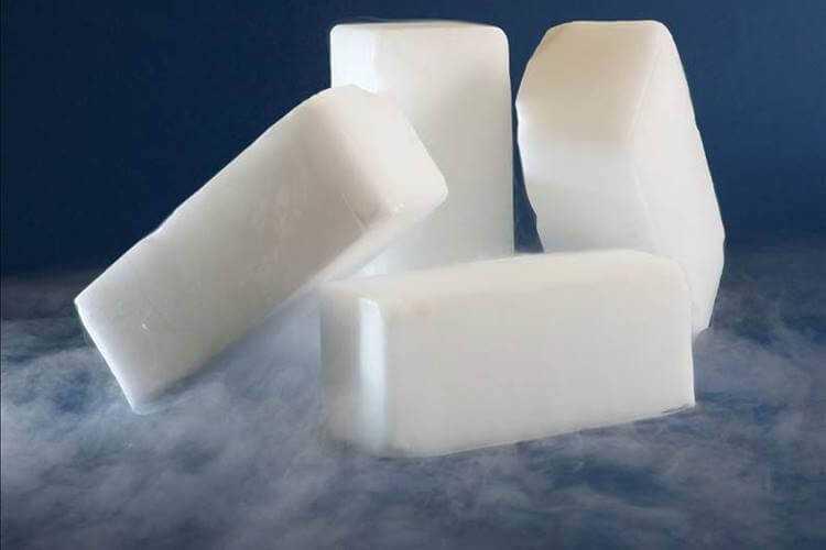 Sử dụng đá khô để loại bỏ vết lõm