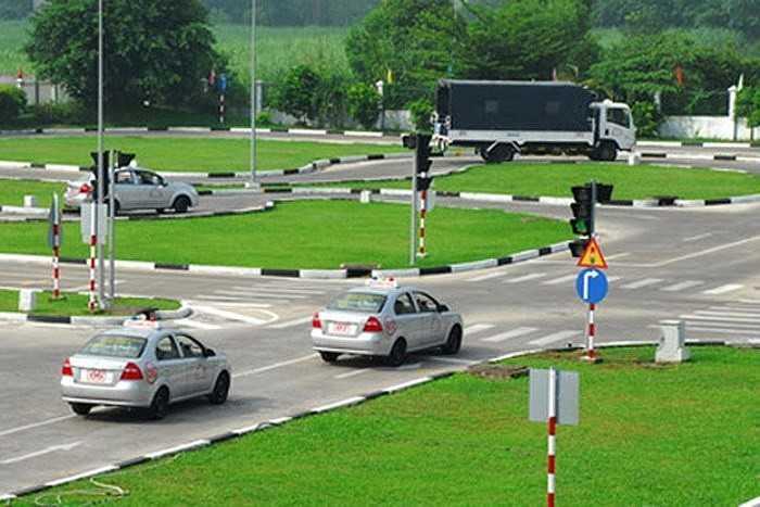 Tiết lộ 70 trong tổng số 100 câu hỏi liệt, trả lời sai là trượt trong bộ đồ thi sát hạch GPLX mới