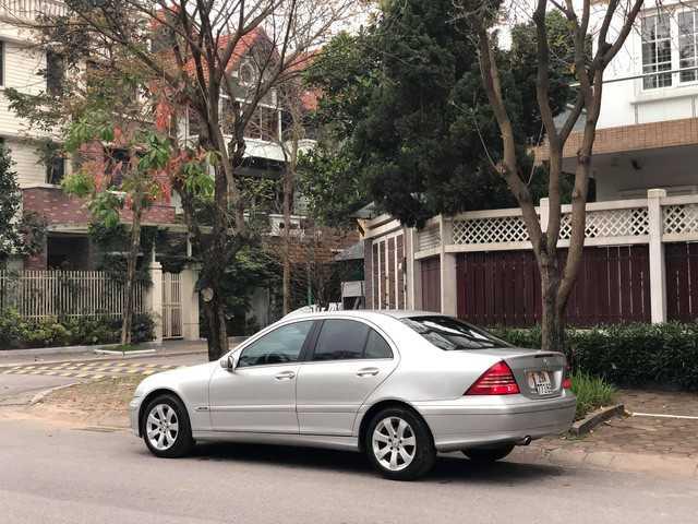thân xe Mercedes-Benz C 180 cũ