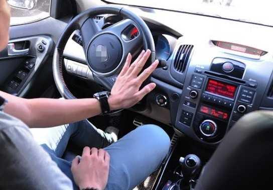 Chọn điểm nắm vô-lăng để vào cua trái