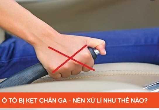 Làm gì khi ô tô bị kẹt chân ga?