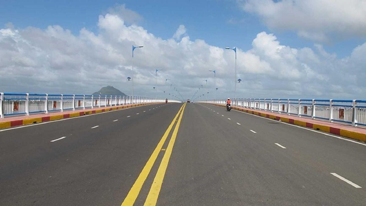 Vạch vàng nét liền đôi