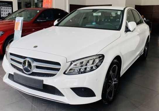 Mercedes-Benz C-Class hạ giá hơn 200 triệu VNĐ, “đón đầu” BMW 3-Series mới sắp ra mắt
