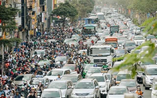 'Xe máy, ôtô không phải nguyên nhân gây hỗn loạn giao thông'