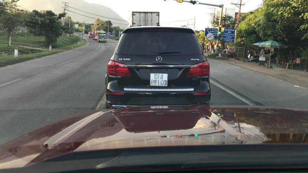 bám sát đuôi xe phía trước