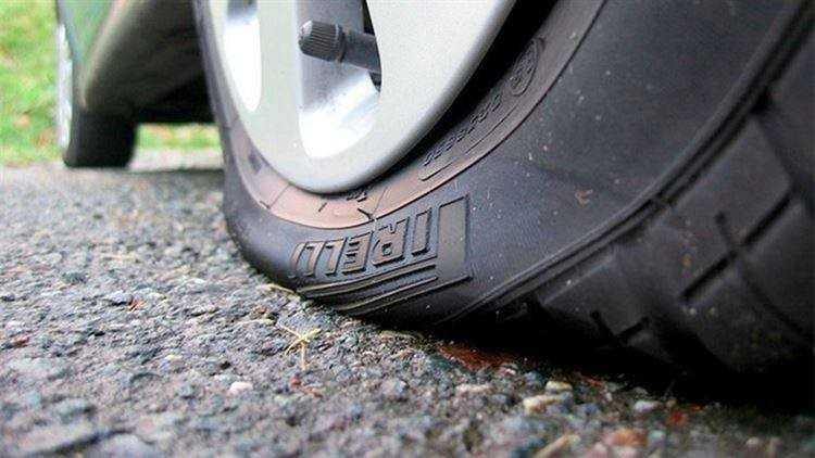 Không nhấn phanh khi nổ lốp