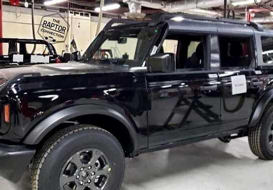 Lộ diện Ford Bronco với thiết kế đầy ấn tượng không khác gì Defender thời hoàng kim