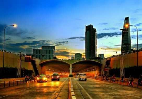 Bỏ túi những lưu ý để không bị phạt khi xe ô tô qua hầm