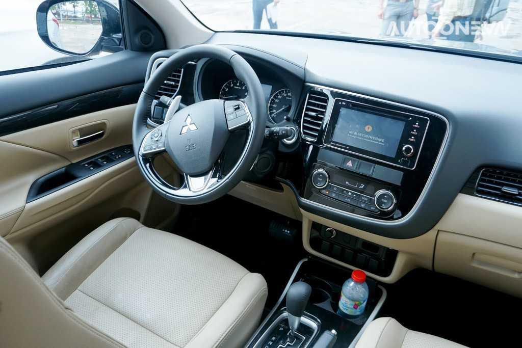 nội thất xe Mitsubishi Outlander 2.4