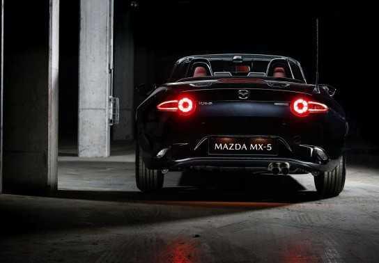 Mazda ra mắt siêu phẩm mui trần MX-5 Eunos Edition